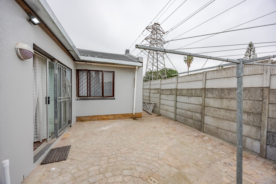 3 Bedroom Property for Sale in Oakglen Western Cape